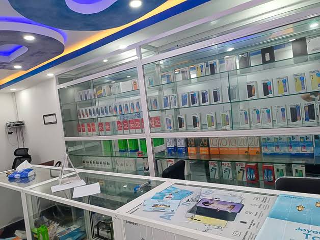 boutique phones store